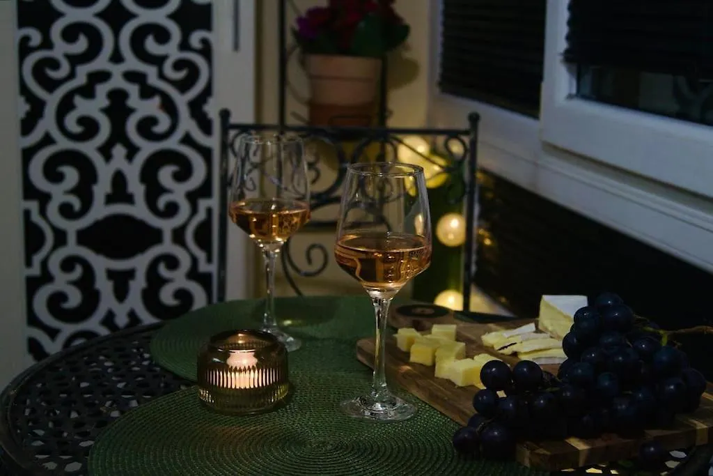 Apartment Cozy 2Br Oasis In Central Burgas